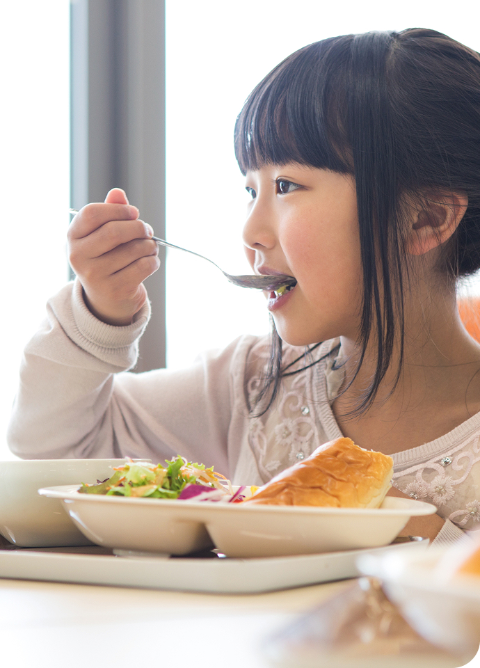食事をする子ども