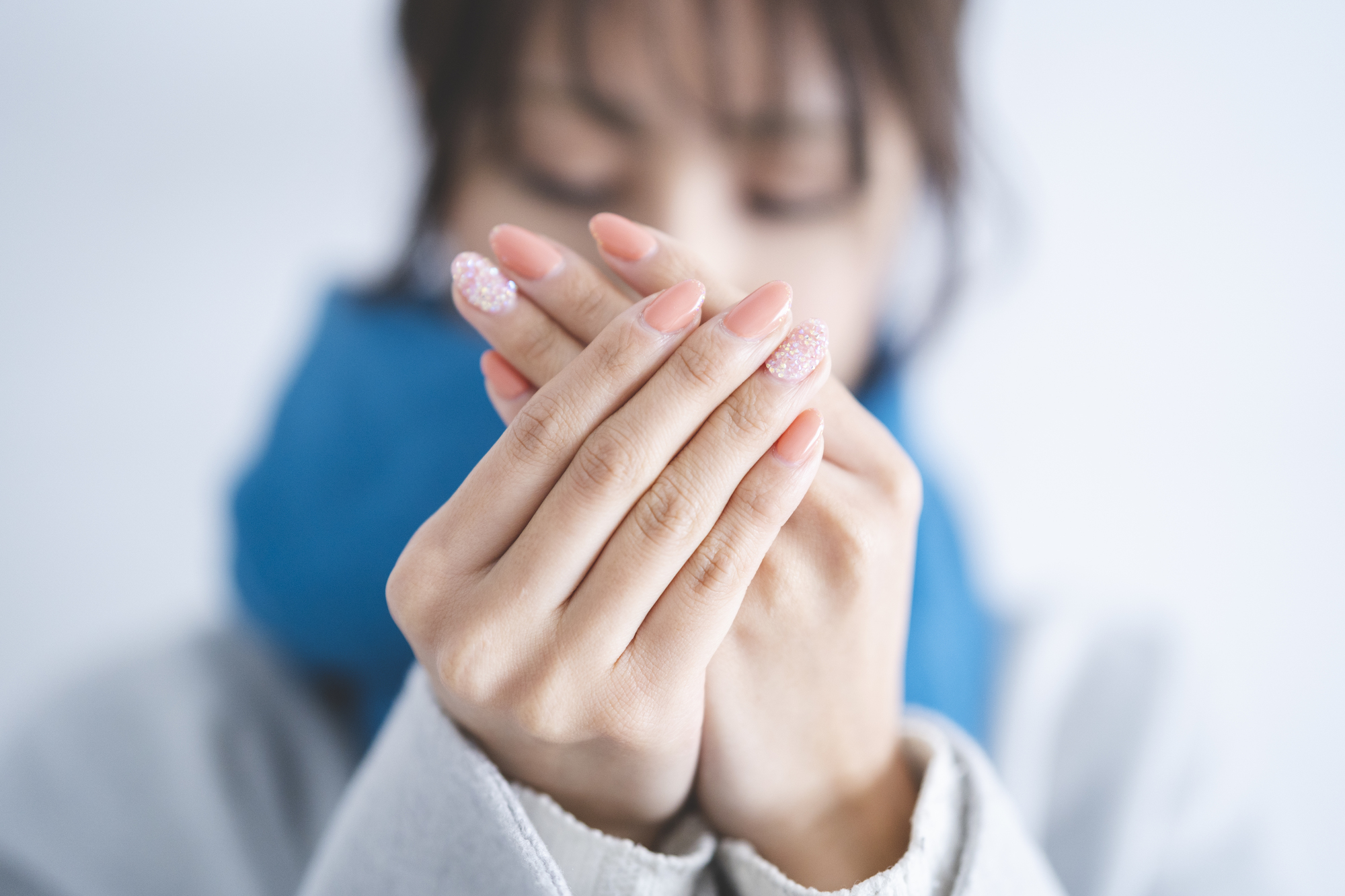 付け爪をしている女性