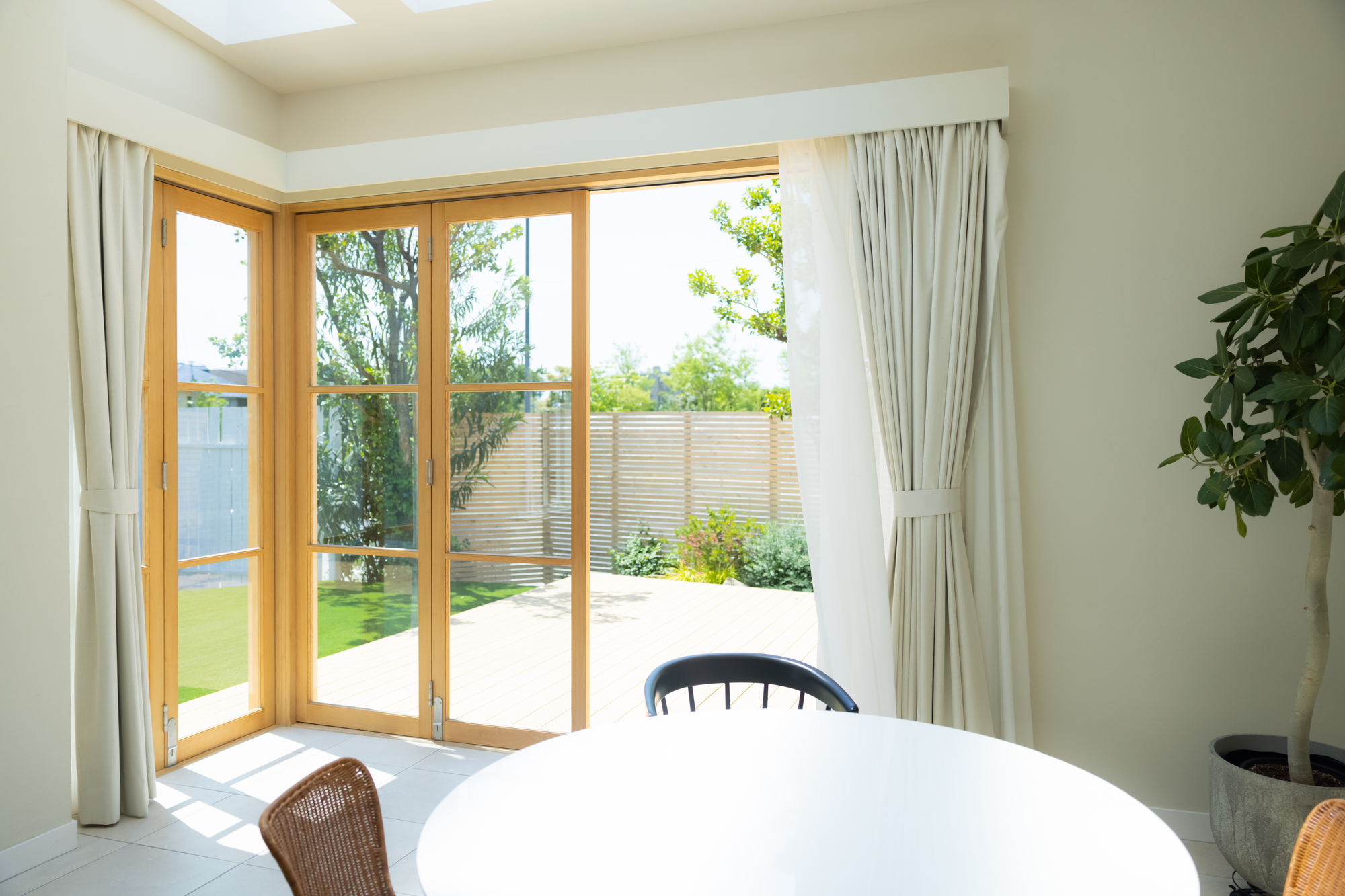 大きく窓を開けて換気をする様子